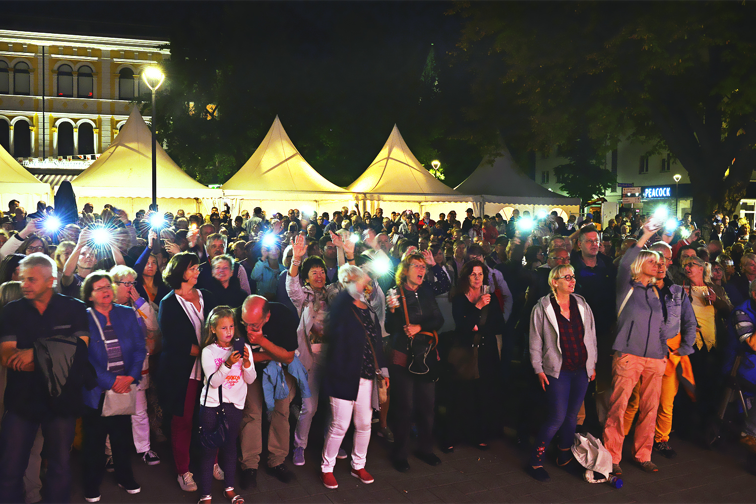 Zum Auftrittsende der Westerhagen-Coverband "Willenlos" nochmal die Handy-Leuchtdioden in den Nachthimmel bringen, hat schon Tradition. Jedenfalls war die 2018er Auflage von Umsonst & Draußen am Ferienende wieder ein Selbstläufer ohne Ecken und Kanten. Foto: Kariger
