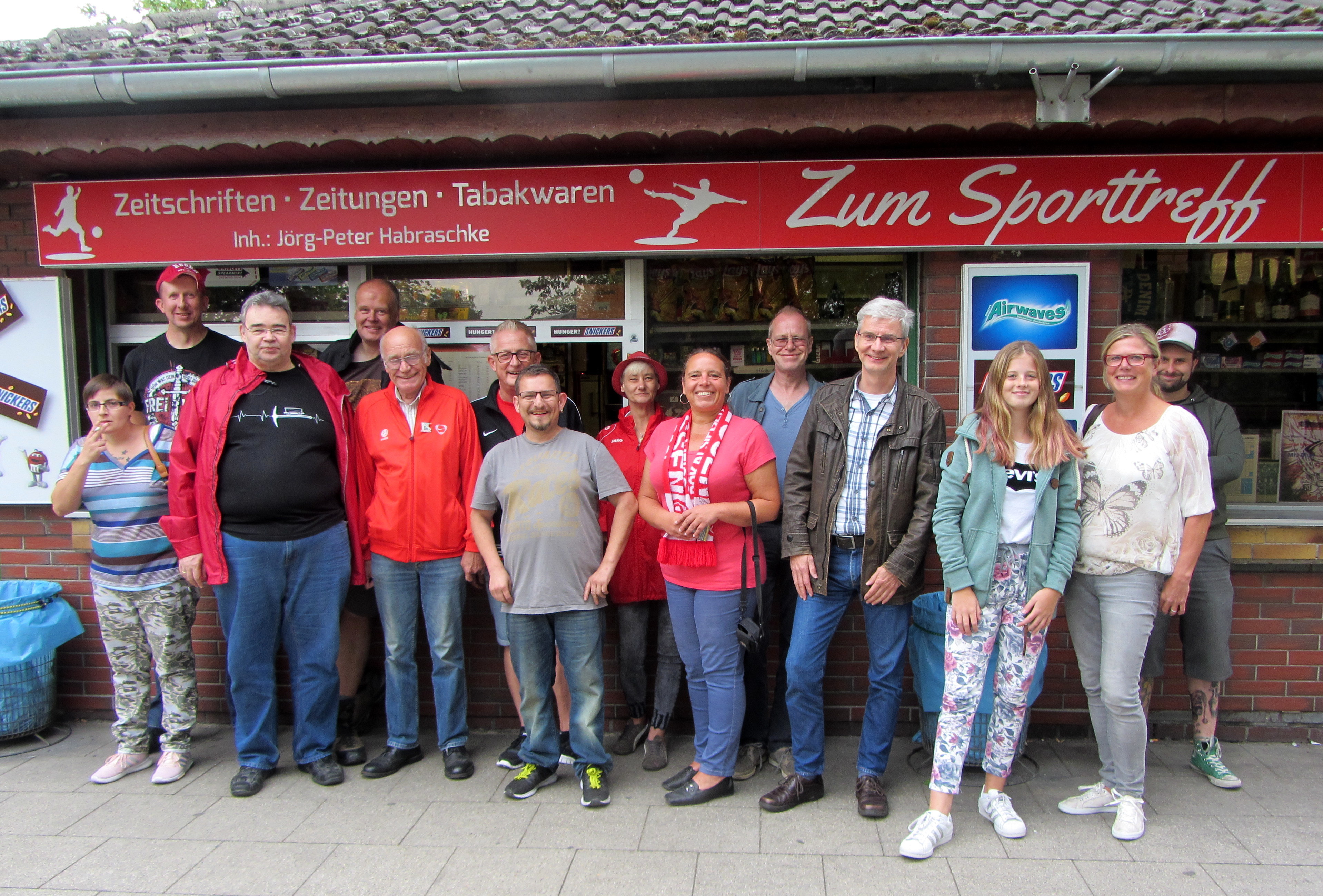 1. Halt: Die Trinkhalle "Zum Sporttreff" in Vogelheim mit dem Chef Jörg-Peter Habraschke