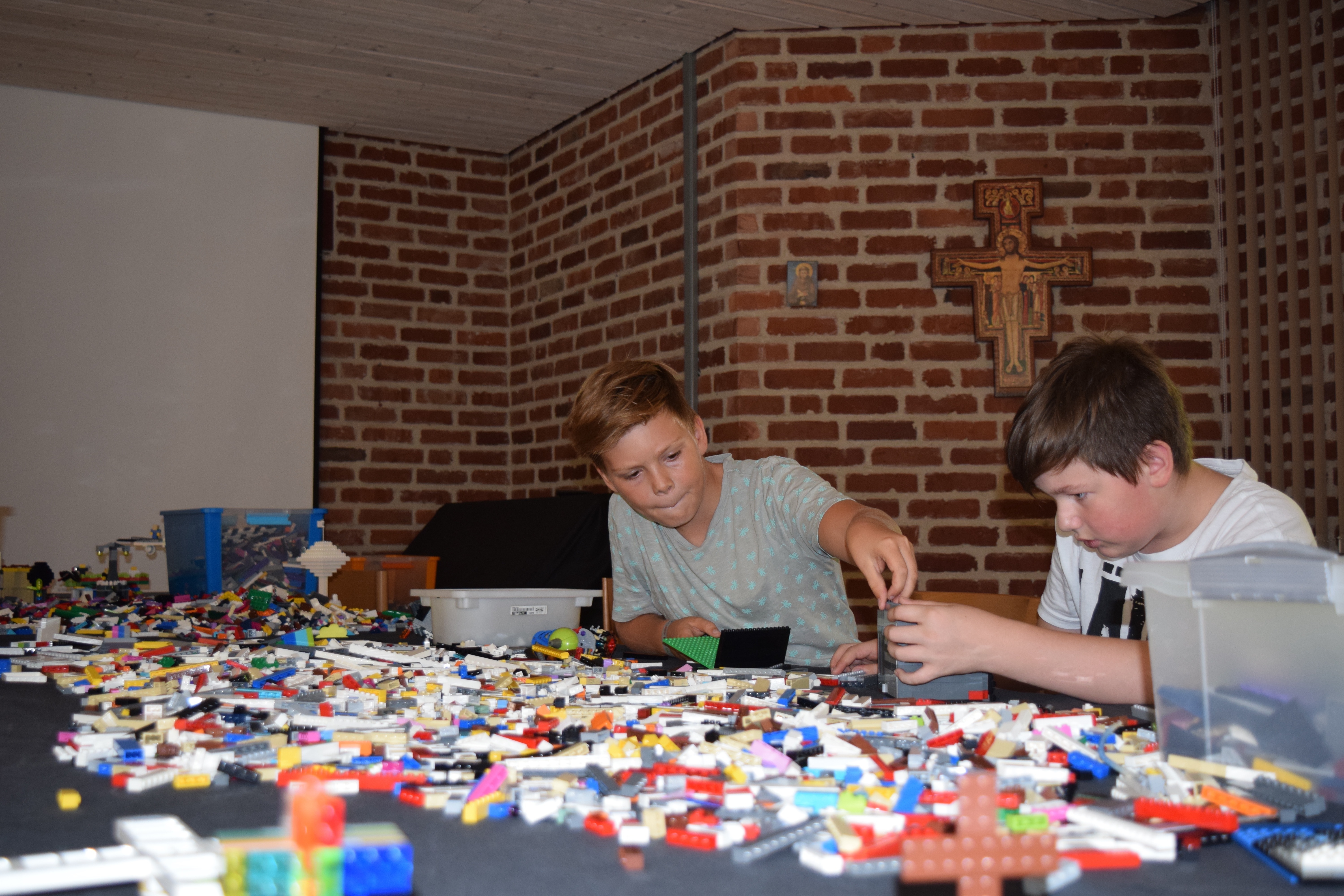Konzentriert arbeiten die Brick-Künstler an ihren Bauwerken.