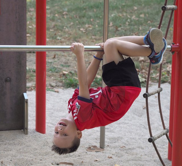Am liebsten spielt der aktive Niilo draußen. Fahrrad und Roller fahren und Fußball spielen sind nur drei Aktivitäten, die ihm gefallen.