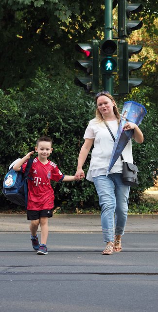 Zu Beginn bringt Mama Stephanie Niilo sicher zur Elisabethschule, doch schon bald wird der Junge diesen Weg selbst bestreiten.
