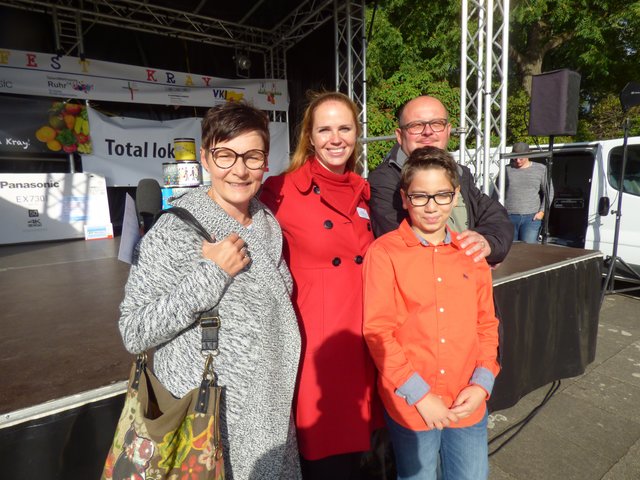 Detlef Leweux vom Steeler Kurier, Ehefrau Dany (links), Vera Luber vom VKJ und Omar