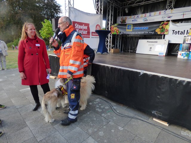 Vera Luber vom VKJ im Gespräch mit dem Leiter der Rettungshundestaffel