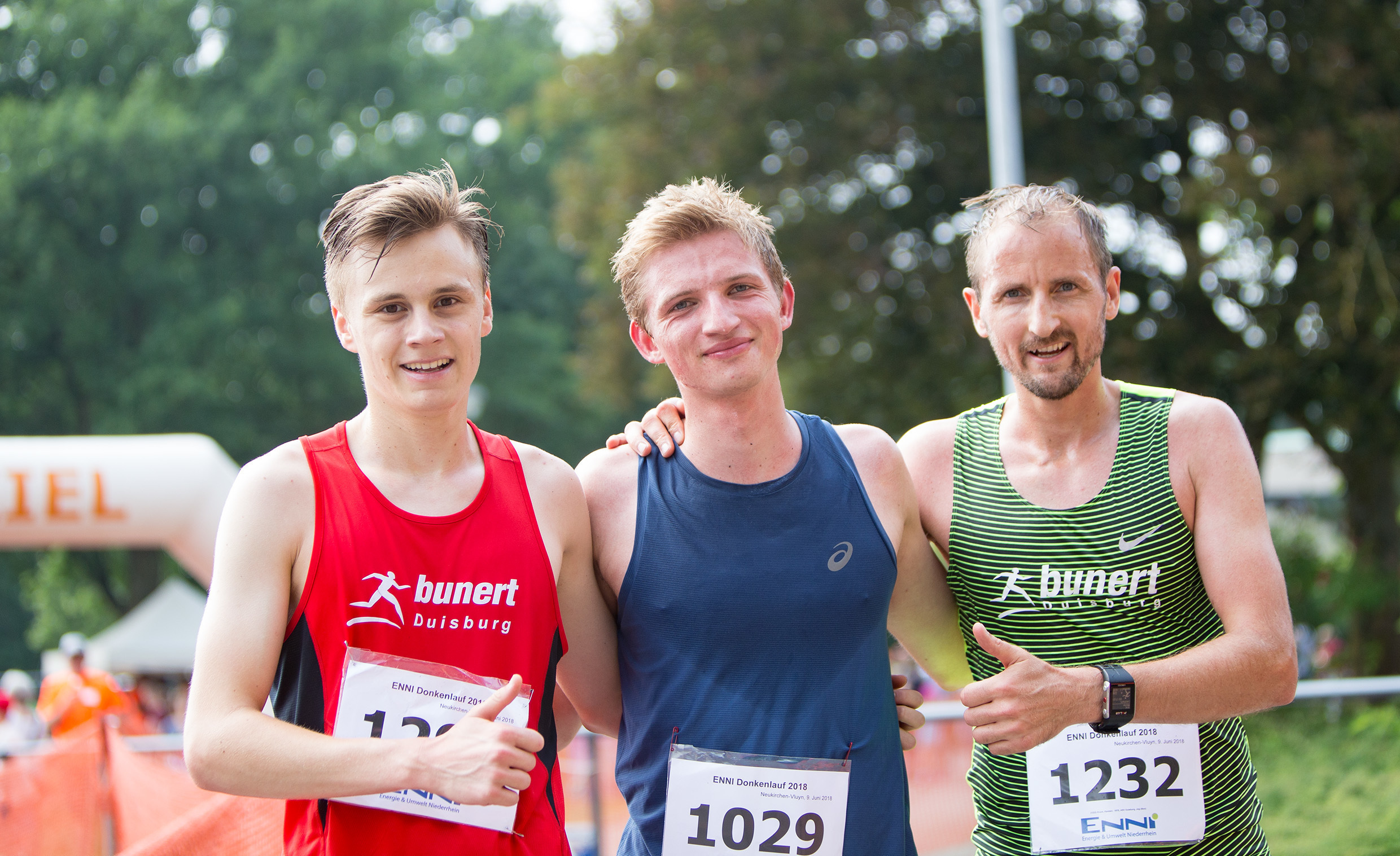Auf dem Foto die drei Erstplatzierten über die Fünf-Kilometerstrecke in Neukirchen-Vluyn (v.li.): Jan Neuens (3.), Armin Gero Beus (1.) und Karsten Kruck (2.).