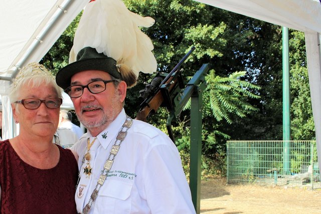 Erwin und Karin Reich werden am Samstagabend nicht mehr die Regenten der Hubertus-Schützen sein. Allerdings sind sie als amtierendes Kooperationskönigspaar weiterhin präsent. Unser Foto entstand beim Kooperationsschützenfest im Juli, kurz nachdem Erwin Reich im wahren Sinn des Wortes den Vogel abschoss.