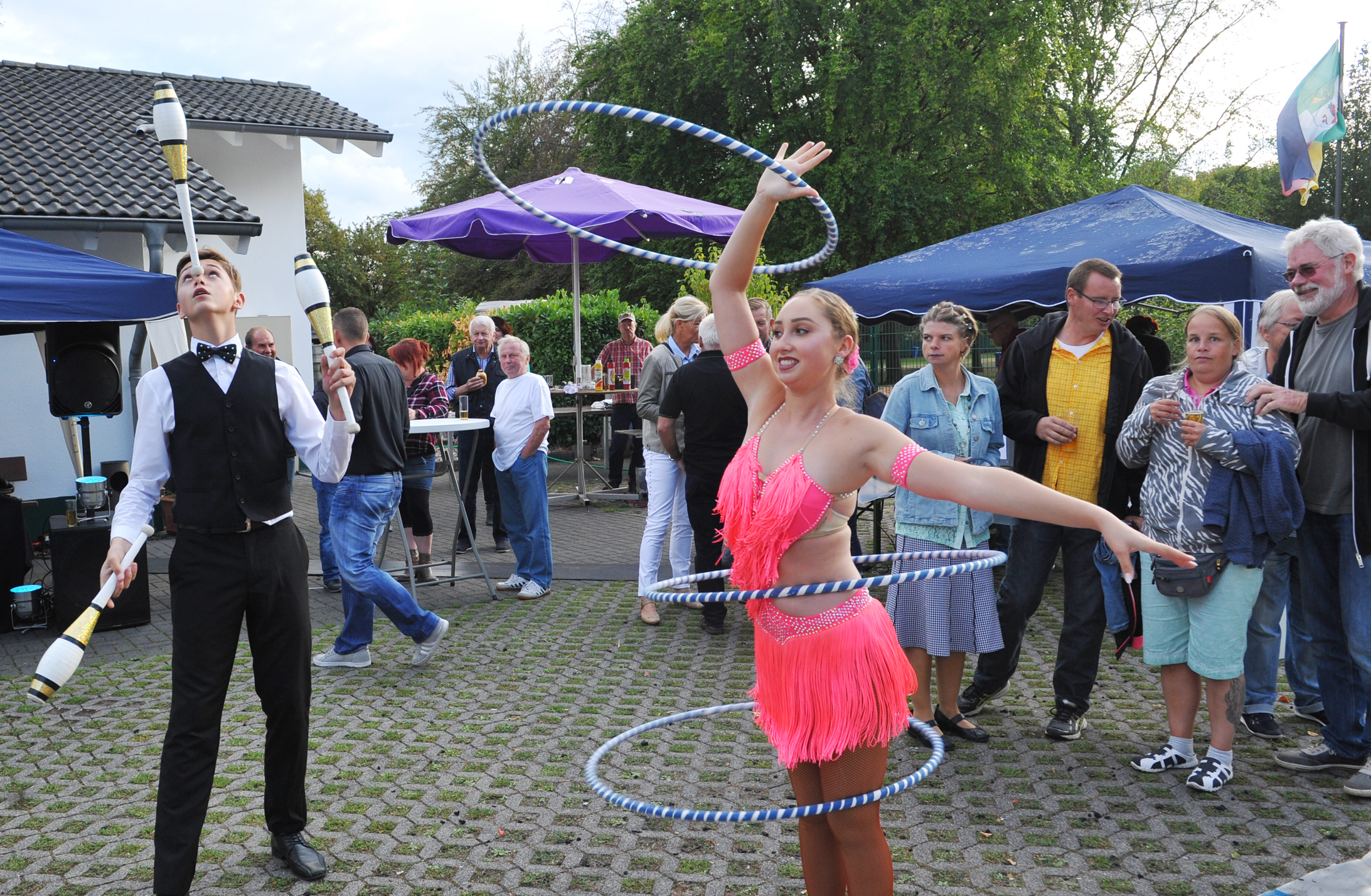 Zur Unterhaltung der Gäste zeigten Künstler der Antavia-Circus-Show ein paar Kunststücke, von denen die Gäste beeindruckt waren.