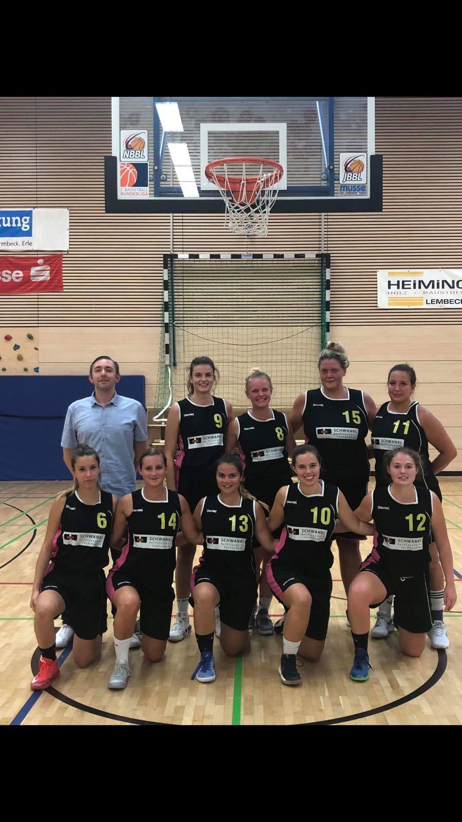 Mit diesem Team kamen die Oberliga-Damen beim Landesligisten BSV Wulfen zu einem deutlichen 66:32 Erfolg! Hintere Reihe von links nach rechts: Trainer Benjamin Heck, Anna Dietz, Lea Günther, Katharina Holtkamp, Tanita Marinkovic. Vordere Reihe von links nach rechts: Anastasia Radenkovic, Anja Strozyk, Lisa Niedrig, Lea Franze, Sarah Berft.
