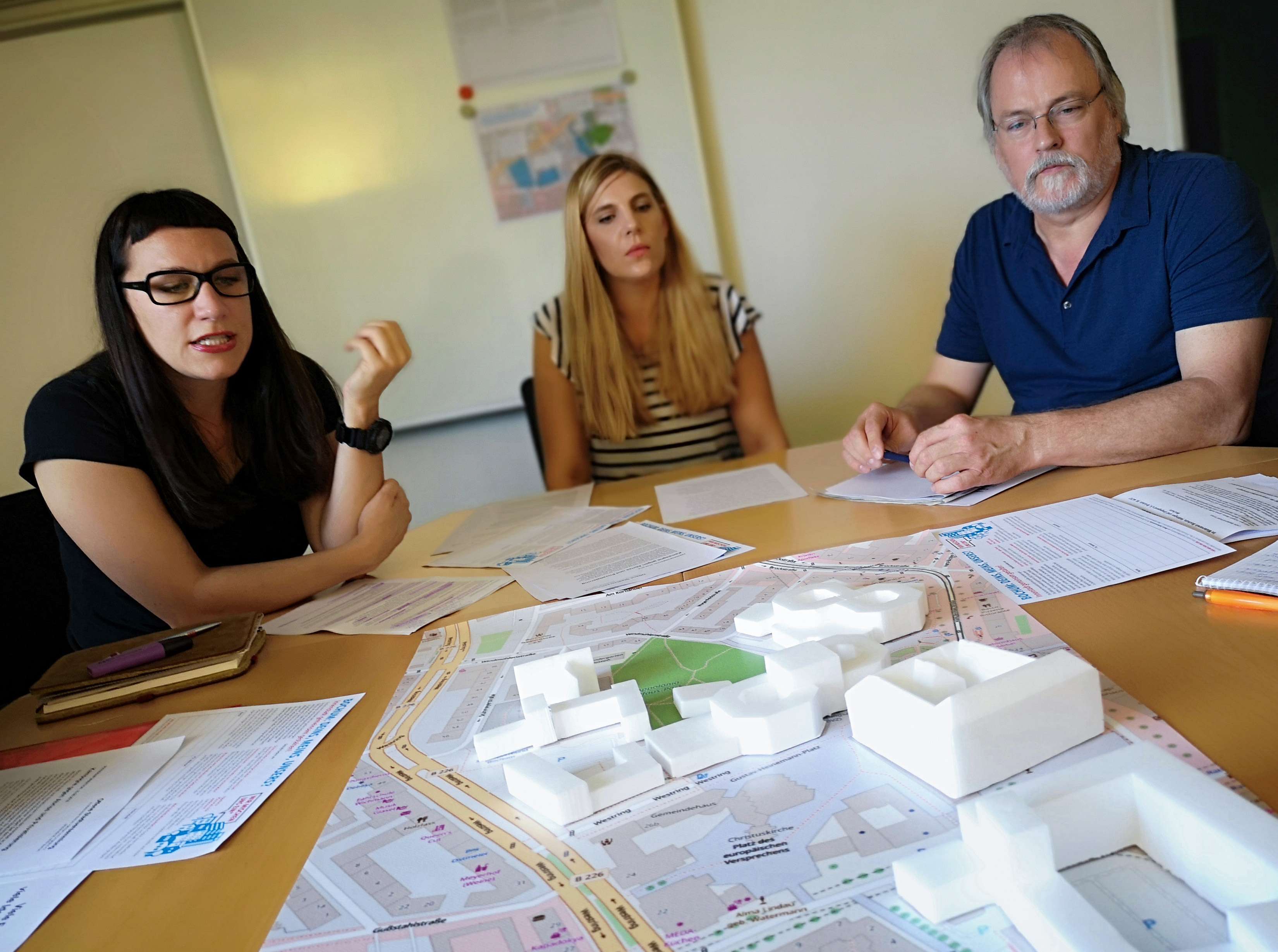 Rebecca Sirsch und Doris Betsch von der offenen Stadtversammlung sowie Aichard Hoffmann vom Mieterverein Bochum (v.l.) bei der Präsentation der Kampagne. Die Aktiven der offenen Stadtversammlung haben ein Architekturmodell der Bochumer Innenstadt gebaut, um an Infoständen mit Interessierten ins Gespräch zu kommen und anschaulich zu zeigen, was die Stadt aktuell plant. Foto: Offene Stadtversammlung