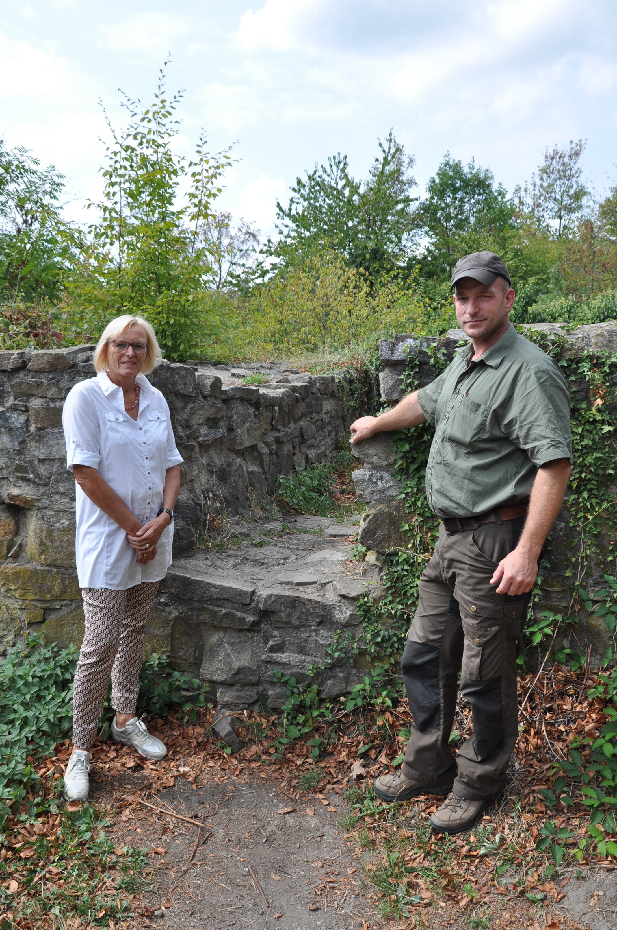 Architektin Hedwig Rosker-Hansel und Forstwirtschaftsmeister André Wortberg in der Ruine der Isenburg im Wald hoch über dem Baldeneysee.