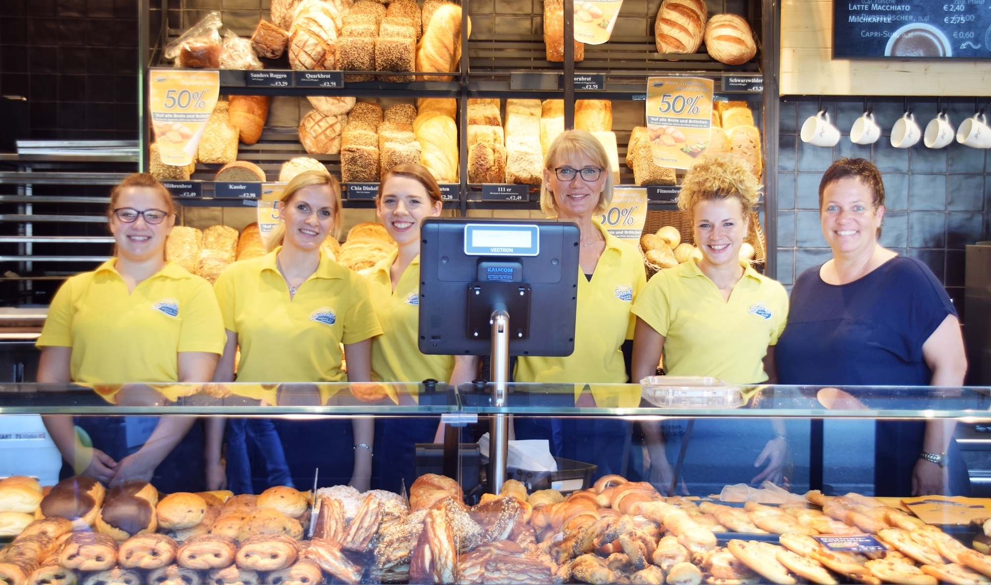 Schon am Eröffnungstag hatten Sandra Sanders (rechts) und ihr Team alle Hände voll zu tun.