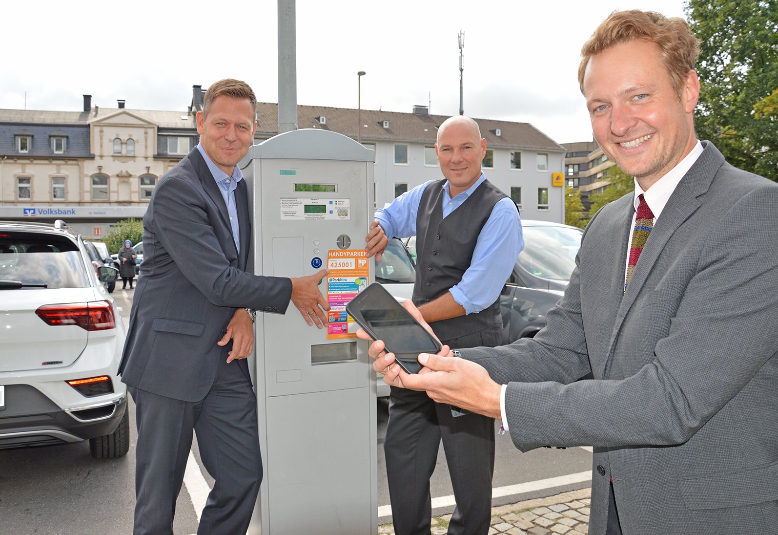 Stellten am Parkscheinautomaten auf dem Rathausplatz das neue Bezahlsystem "smartparking" vor: Philipp Zimmermann (von rechts), stellvertretender Geschäftsführer von "smartparking", Velberts Bürgermeister Dirk Lukrafka und Sven Lindemann, Vorsitzender der Technischen Betriebe Velbert (TBV).