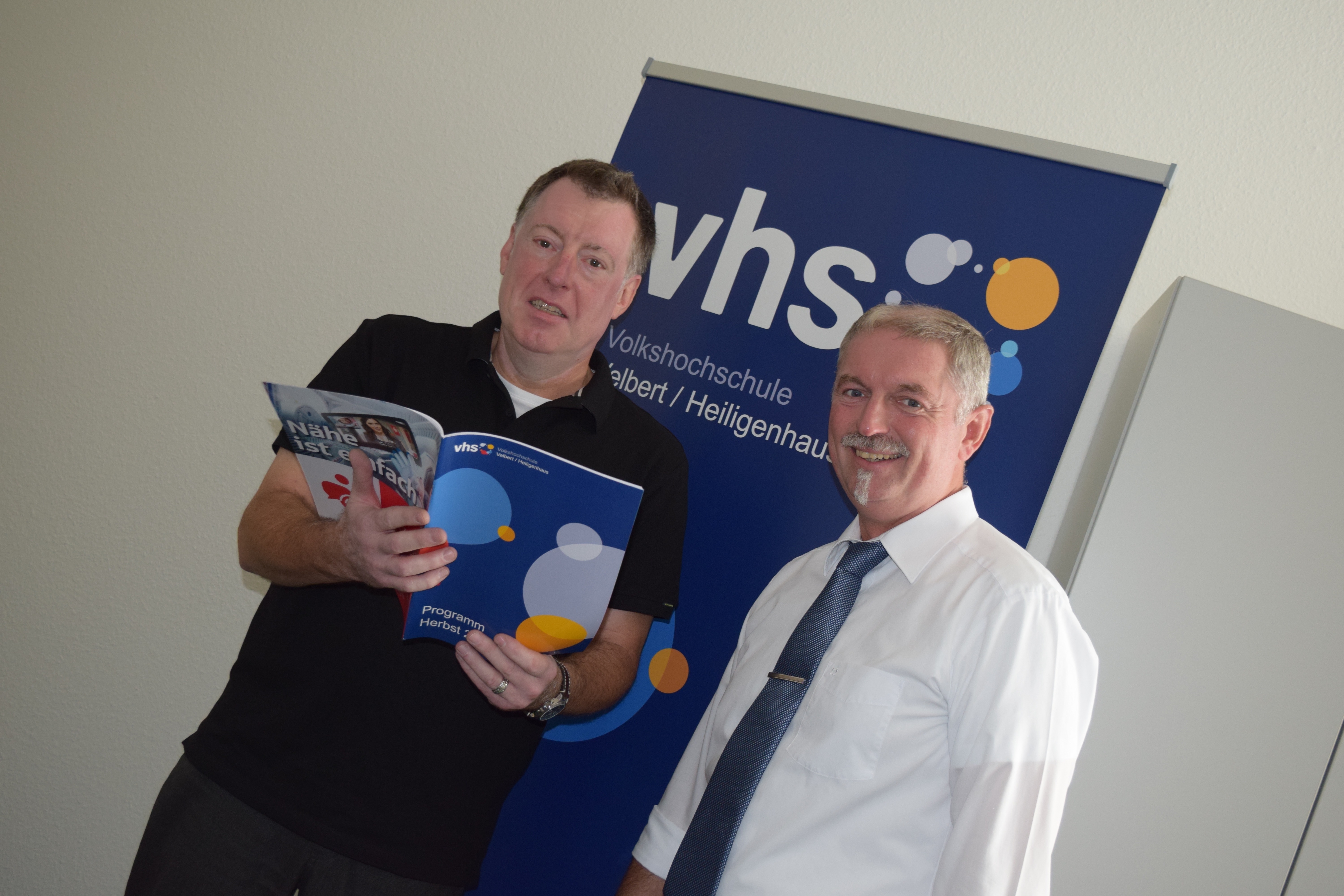Rüdiger Henseling, Direktor der Vhs Velbert/Heiligenhaus und der Heiligenhauser Bürgermeister Michael Beck, sind von dem neuen Kursprogramm überzeugt.