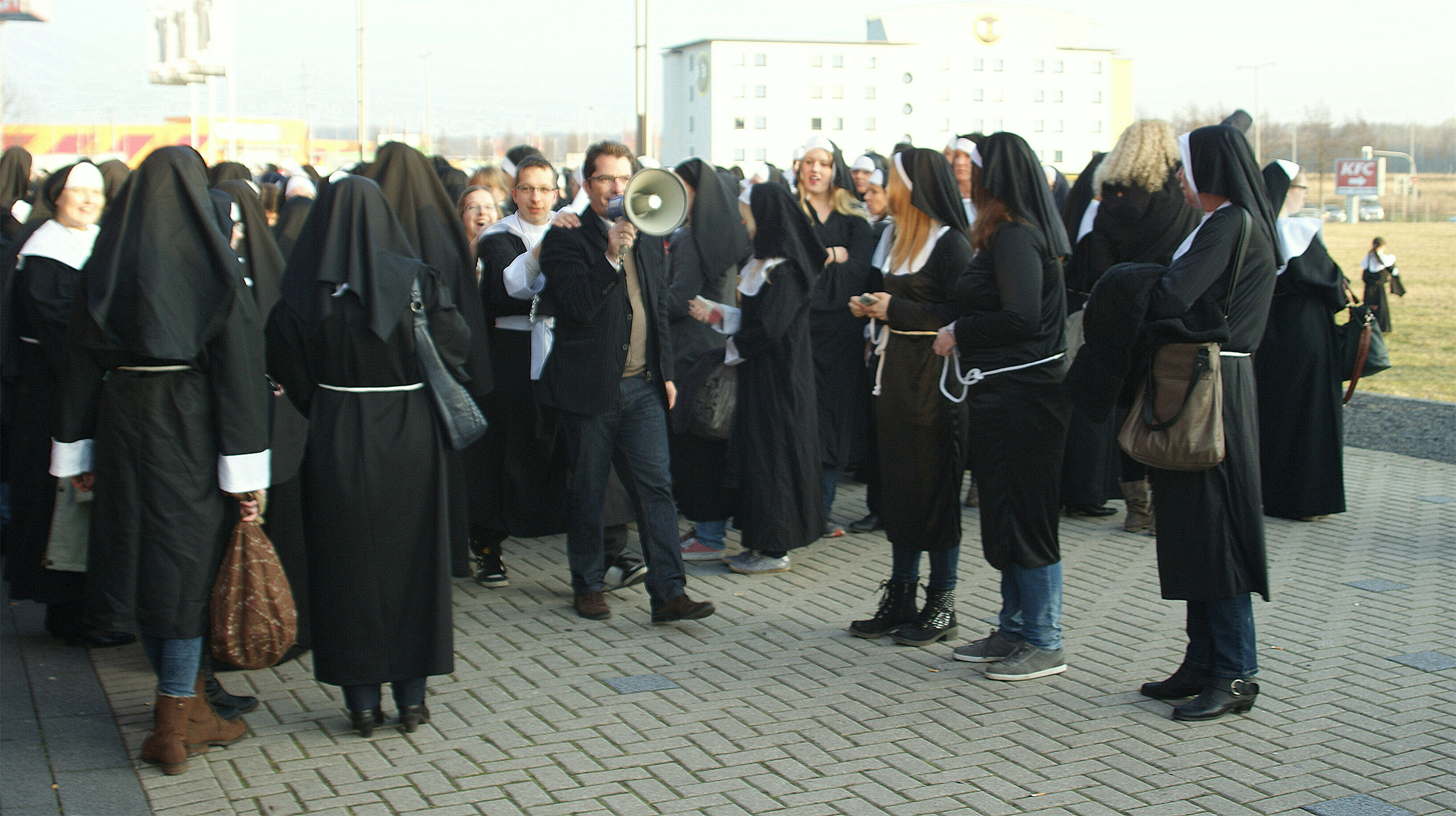 Die Nonnen-Polonaise startet. Foto: Nicole Deucker