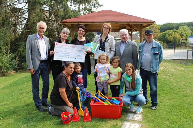 Rainer Goepfert, Karin Schäfer, Kornelia Finke, Gerda Bremkes, Wilfried Bartmann und Tagesstätten-Haussprecher Bernhard Koronowski freuen sich gemeinsam mit Mitarbeiterinnen und Kindern der Kita Sonnenblume über die Spende des AWO Ortsvereins.