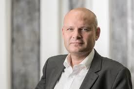 Martin Höpner, geboren 1969, ist Politikwissenschaftler, Forschungsgruppenleiter am Max-Planck-Institut für Gesellschaftsforschung und außerplanmäßiger Professor an der Universität zu Köln. Sein Forschungsschwerpunkt ist die Vergleichende Politische Ökonomie.