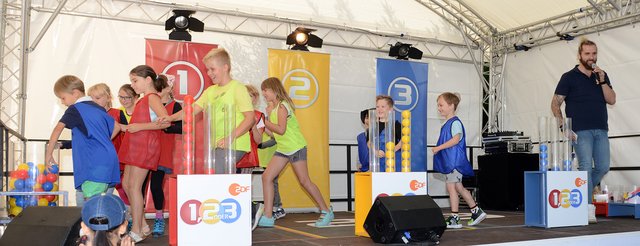 Kinder-Flughafen-Fest auf der Galopprennbahn in Grafenberg. 1, 2 oder 3 auf der Bühne.
