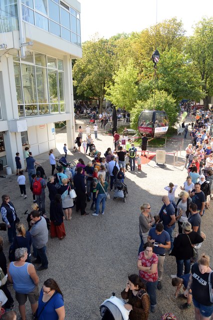 Kinder-Flughafen-Fest auf der Galopprennbahn in Grafenberg. An einem Kran werden die Besucher mit der Fahrgastkabine in die Höhe gezogen.
