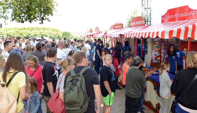 Kinder-Flughafen-Fest auf der Galopprennbahn in Grafenberg. Kleine Kirmes mit Dosenwerfen, Schießen und Pfeilwurf.