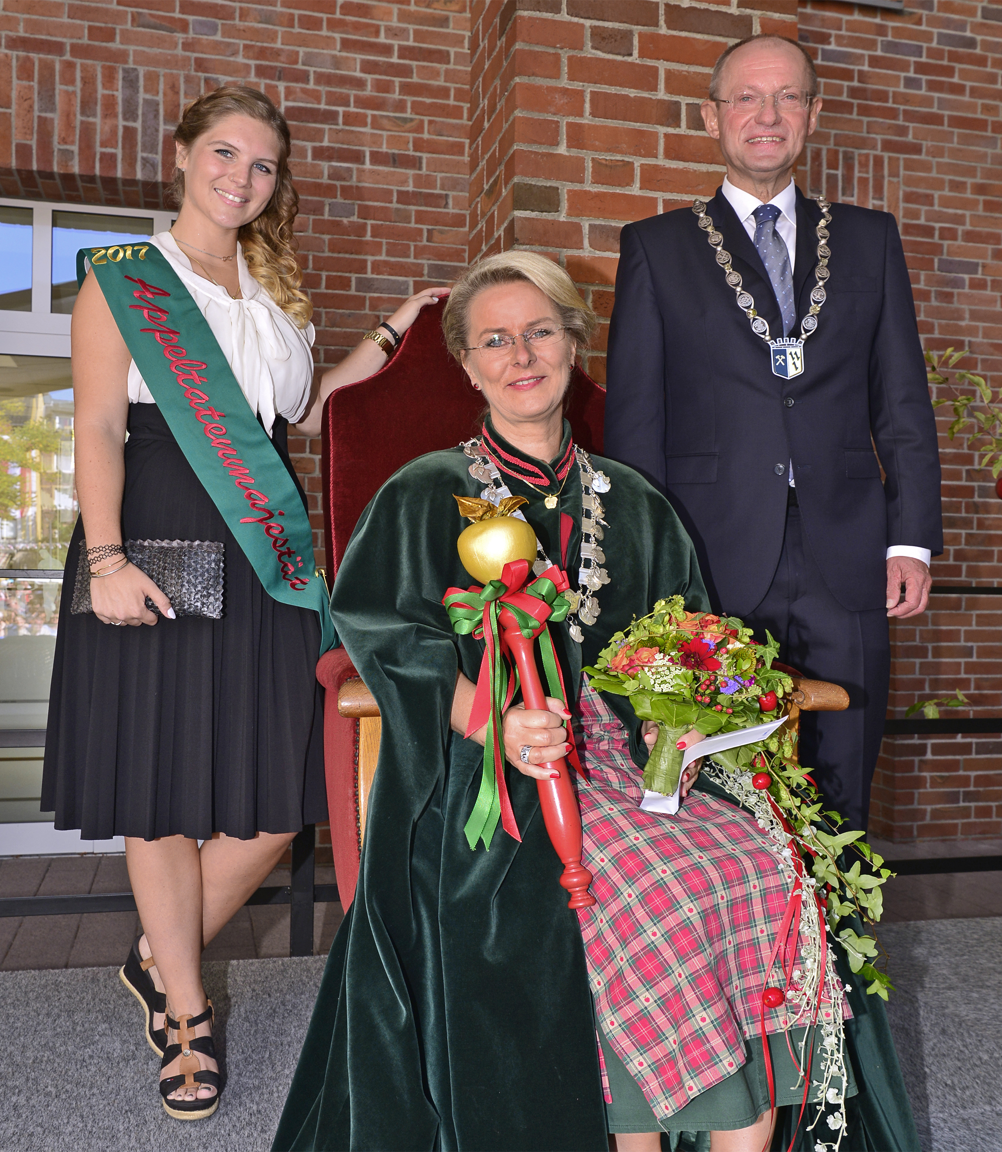 Die neue 30. Appeltatenmajestät 2018/19 heißt Andrea Sauer (mi.) und wurde soeben durch den Bürgermeister der Stadt Gladbeck, Ulrich Roland, in feierlicher Zeremonie und Stimmung bei "Majestätenwetter" gekrönt. Links daneben die scheidende Regentin aus der Session 2017/18 und ebenfalls sichtlich strahlend gelaunt: Xenia Hollosi. Foto: Kariger