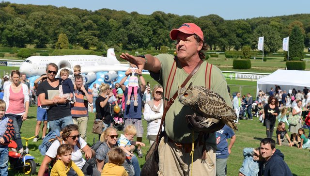 Kinder-Flughafen-Fest auf der Galopprennbahn in Grafenberg. Falkner Pierre Schmidt  mit Uhu Elsa.
