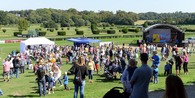 Kinder-Flughafen-Fest auf der Galopprennbahn in Grafenberg. Blick auf die große Bühne.