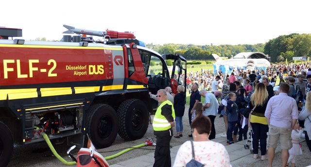 Kinder-Flughafen-Fest auf der Galopprennbahn in Grafenberg. Schnelleinsatz-Löschfahrzeug (Panther)