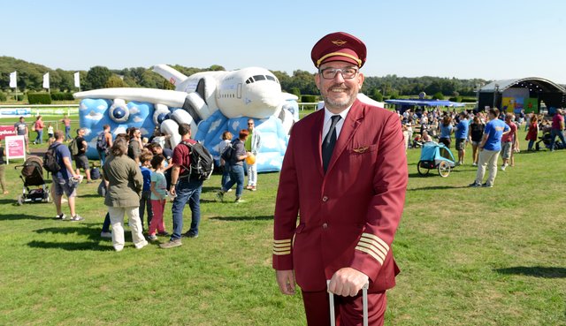 Kinder-Flughafen-Fest auf der Galopprennbahn in Grafenberg. Flugkapitän. (Schauspieler)
