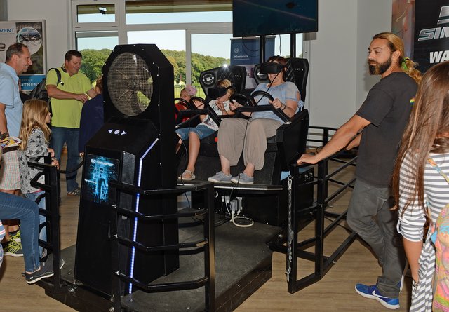 Kinder-Flughafen-Fest auf der Galopprennbahn in Grafenberg. Flugsimulator.