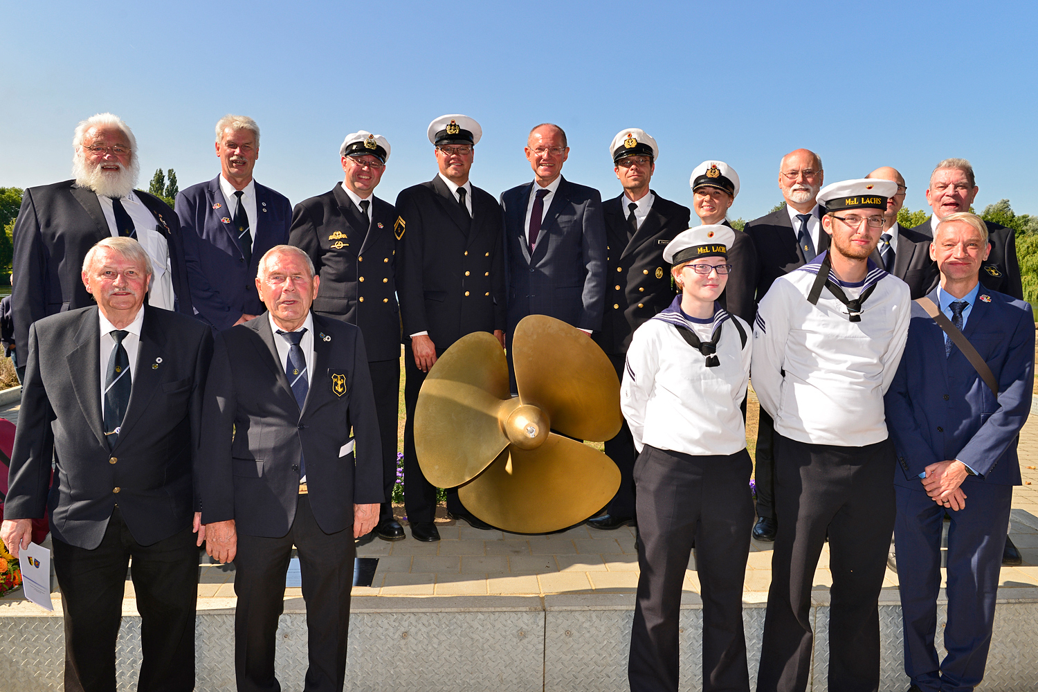 Zusammen mit Mitgliedern der Marinekameradschaft, aktivem Marinepersonal aus Eckernförde und Ehemaligen der "Schlei" wurde der Propeller des Landungsbootes im Nordpark aufgestellt. Foto: Kariger