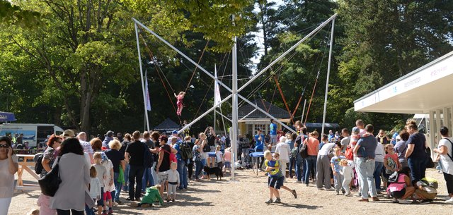 Kinder-Flughafen-Fest auf der Galopprennbahn in Grafenberg. Trampolin an Seilen.