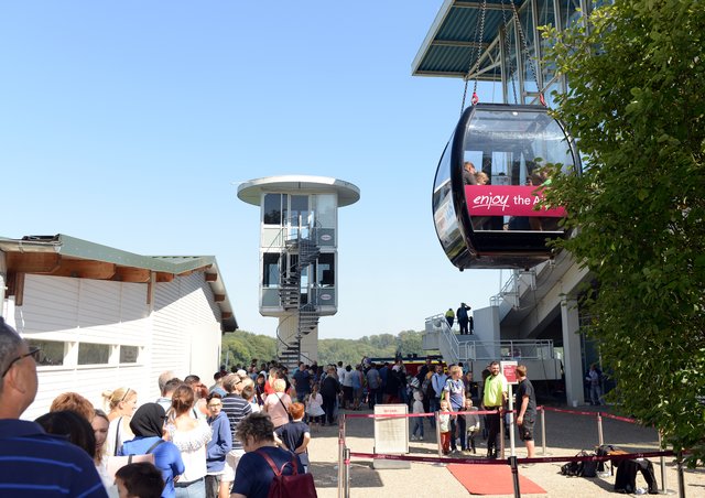Kinder-Flughafen-Fest auf der Galopprennbahn in Grafenberg. An einem Kran werden die Besucher mit der Fahrgastkabine in die Höhe gezogen.