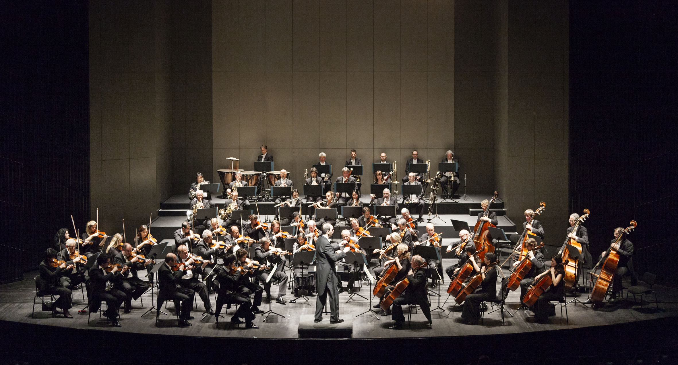 Generalmusikdirektor Rasmus Baumann kommt mit der Neuen Philharmonie Westfalen nach Herne.