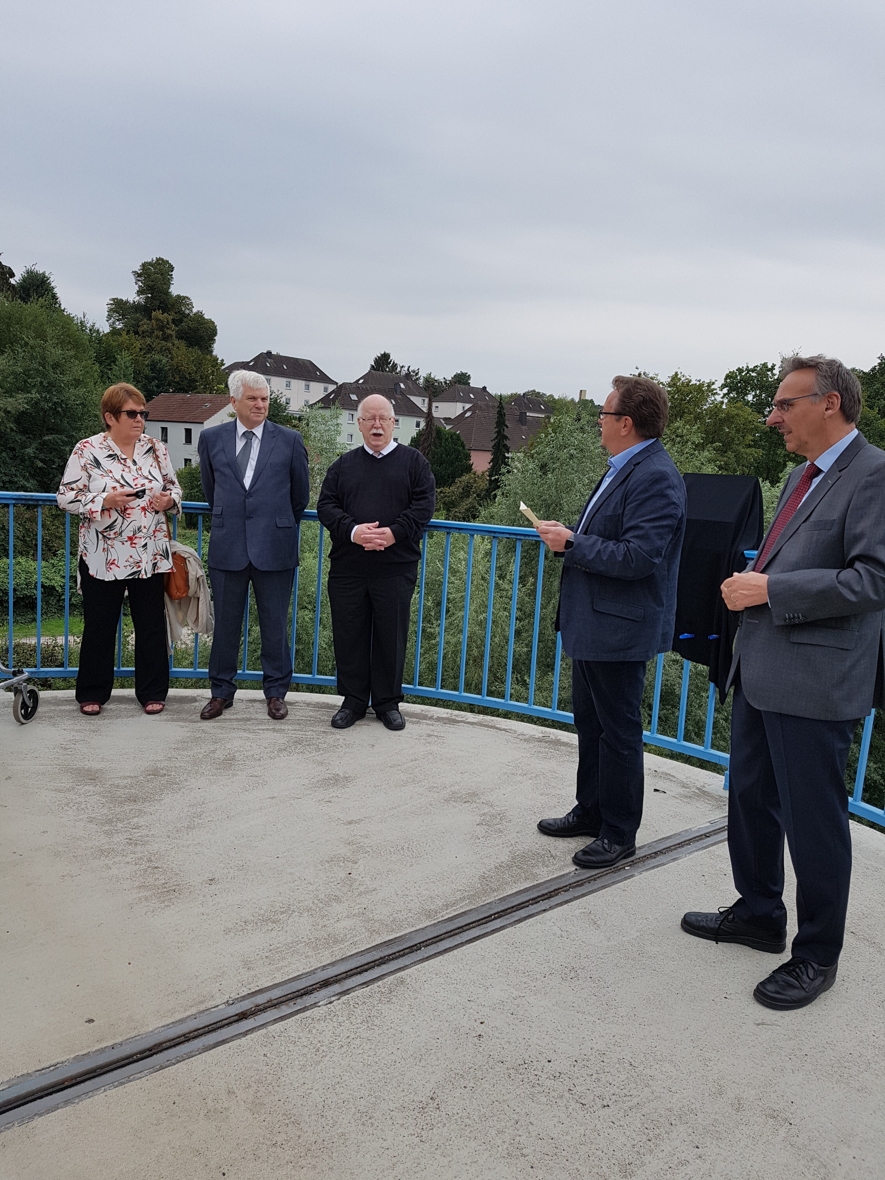 In Anwesenheit von Angehörigen aus England wurde die Tafel zum Gedenken an die ermordeten Flieger auf der Wienenbuschbrücke aufgestellt.