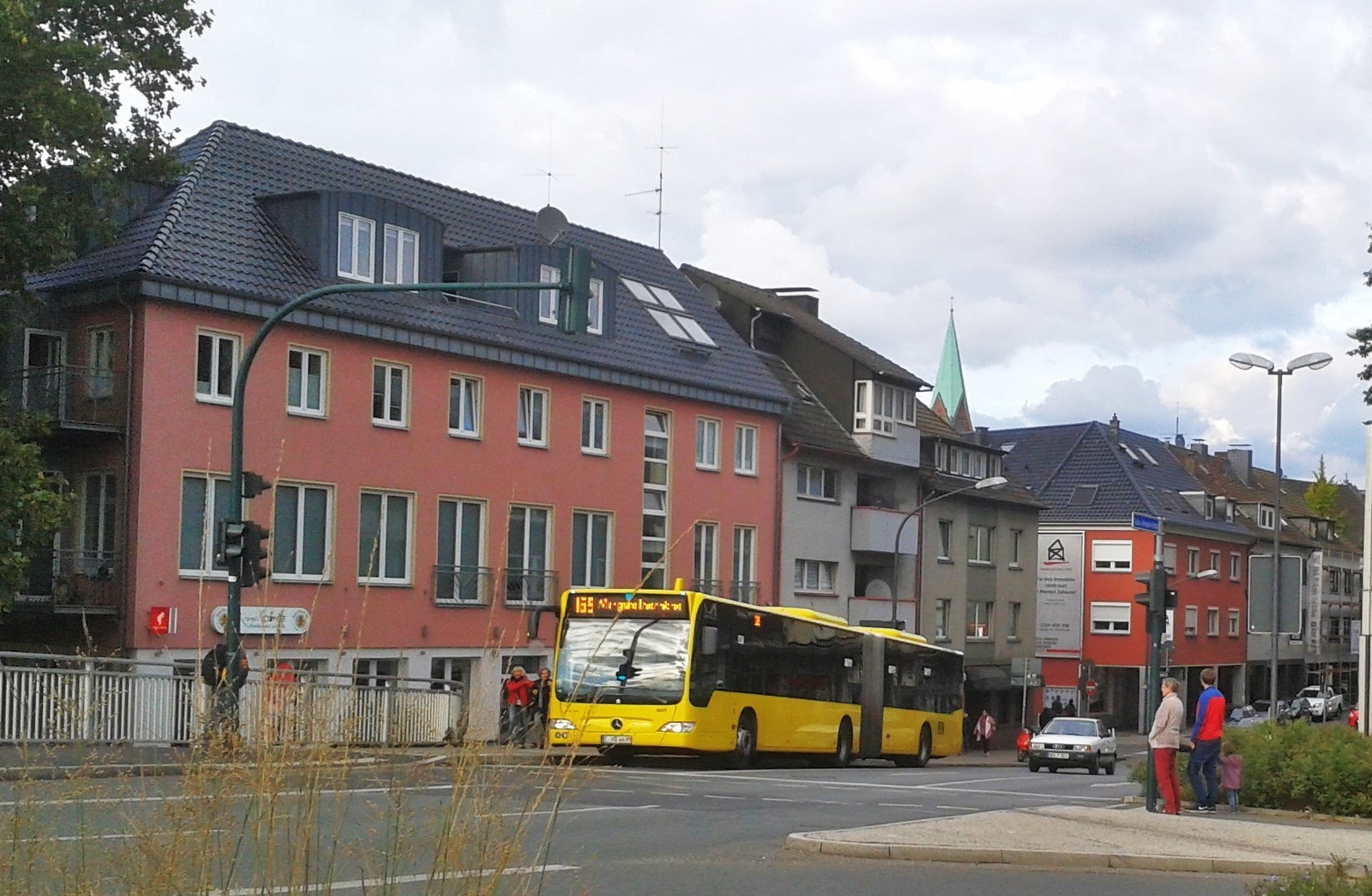 Ruhrbahngelenkbus von Heidhausen kommend an der Werdener Gustav-Heinemann-Brücke: Busverbindungen dürfen nicht nur Alltags, sondern müssen auch an Wochenenden in zuverlässig dichten Taktfolgen angeboten werden, wenn sie Fahrgäste aus ihren PKW`s locken sollen.