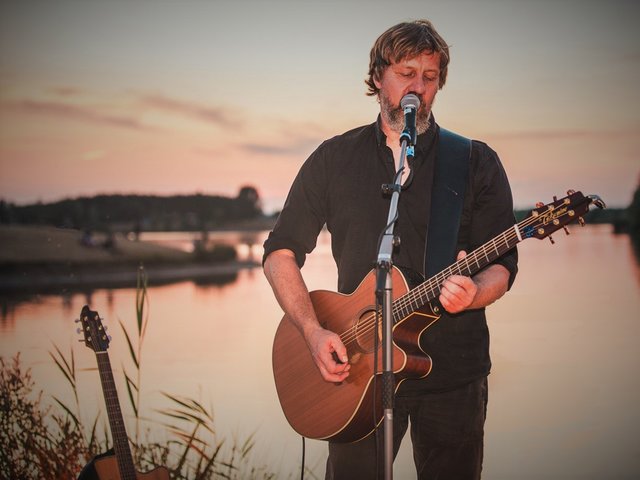 Der Sonsbecker Jörg Klotzbach (JIP) organisiert mit Wilfried Meyer vom Freizeitzentrum Xanten die Konzertreihe für Singer-Songwriter.