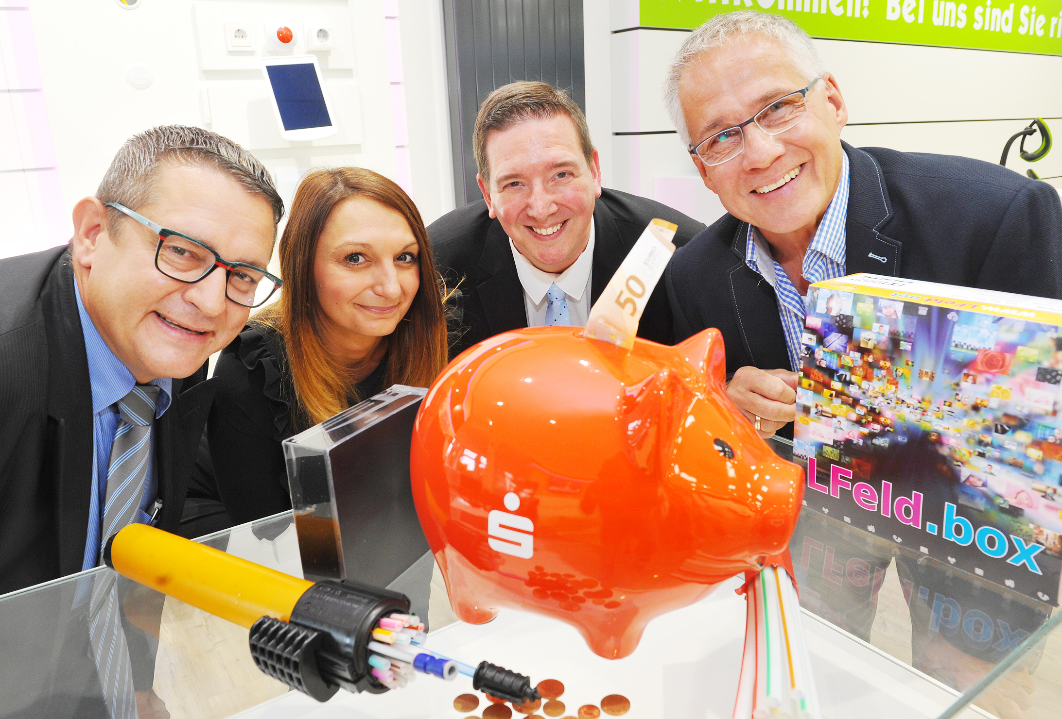 Stellten die Bürgeranleihe 2.0 vor: Kersten Kerl (Geschäftsführer der Stadtwerke Langenfeld GmbH), Katharina Forisch (Leiterin Finanzbuchhaltung), David Hanraths (Prokurist) und Bürgermeister Frank Schneider. Foto: Michael de Clerque