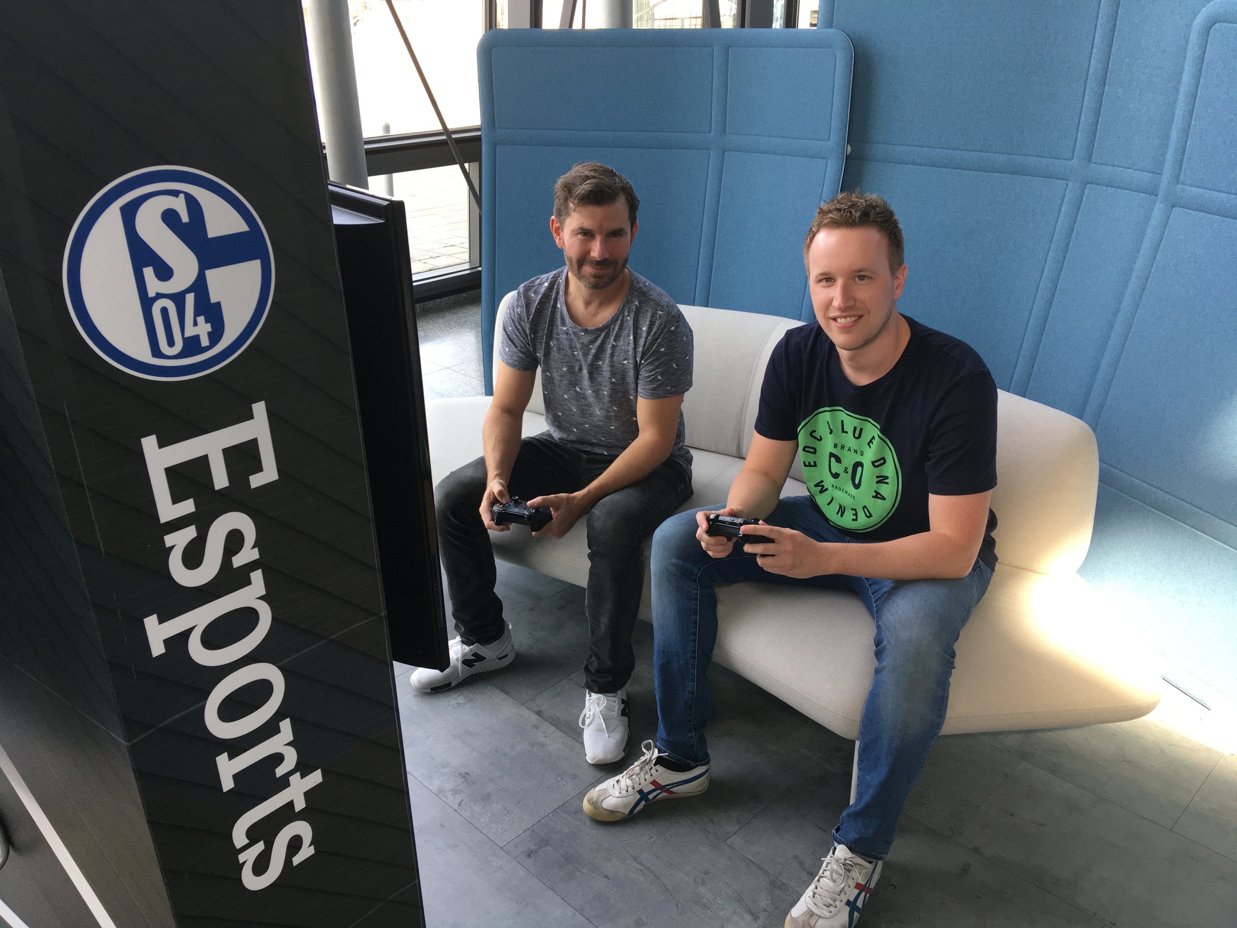Raphael Wiesweg (r.) traf Tim Reichert selbstverständlich an der Konsole in der Veltins-Arena zum Interview.
