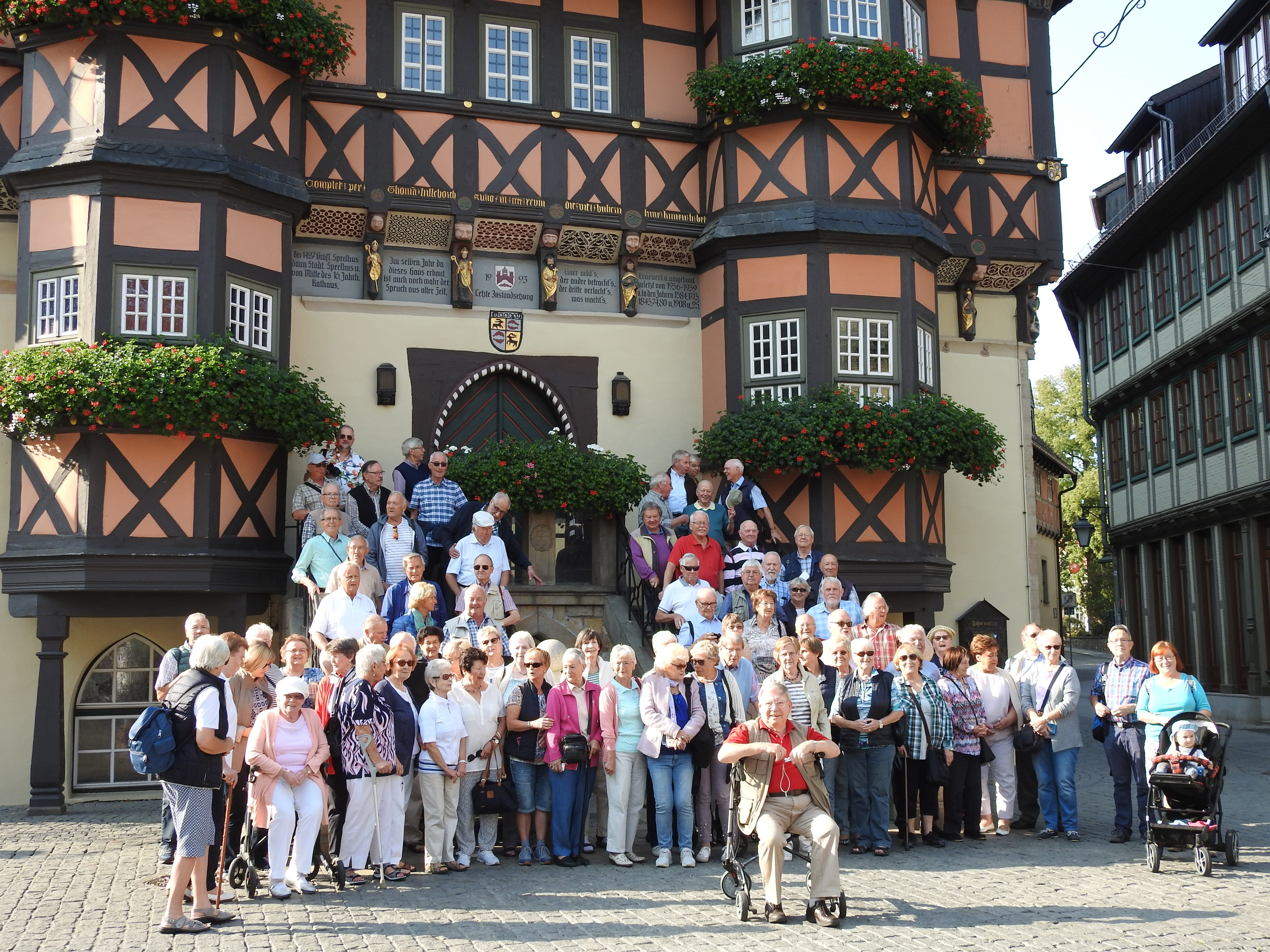 Vor dem historischen Rathaus in Wernigerode gaben die Sangesfreunde nicht nur ein gutes Fotomotiv ab, sondern auch Kostproben ihres Könnens - sehr zur Freude der vielen weiteren Touristen. Foto: Privat