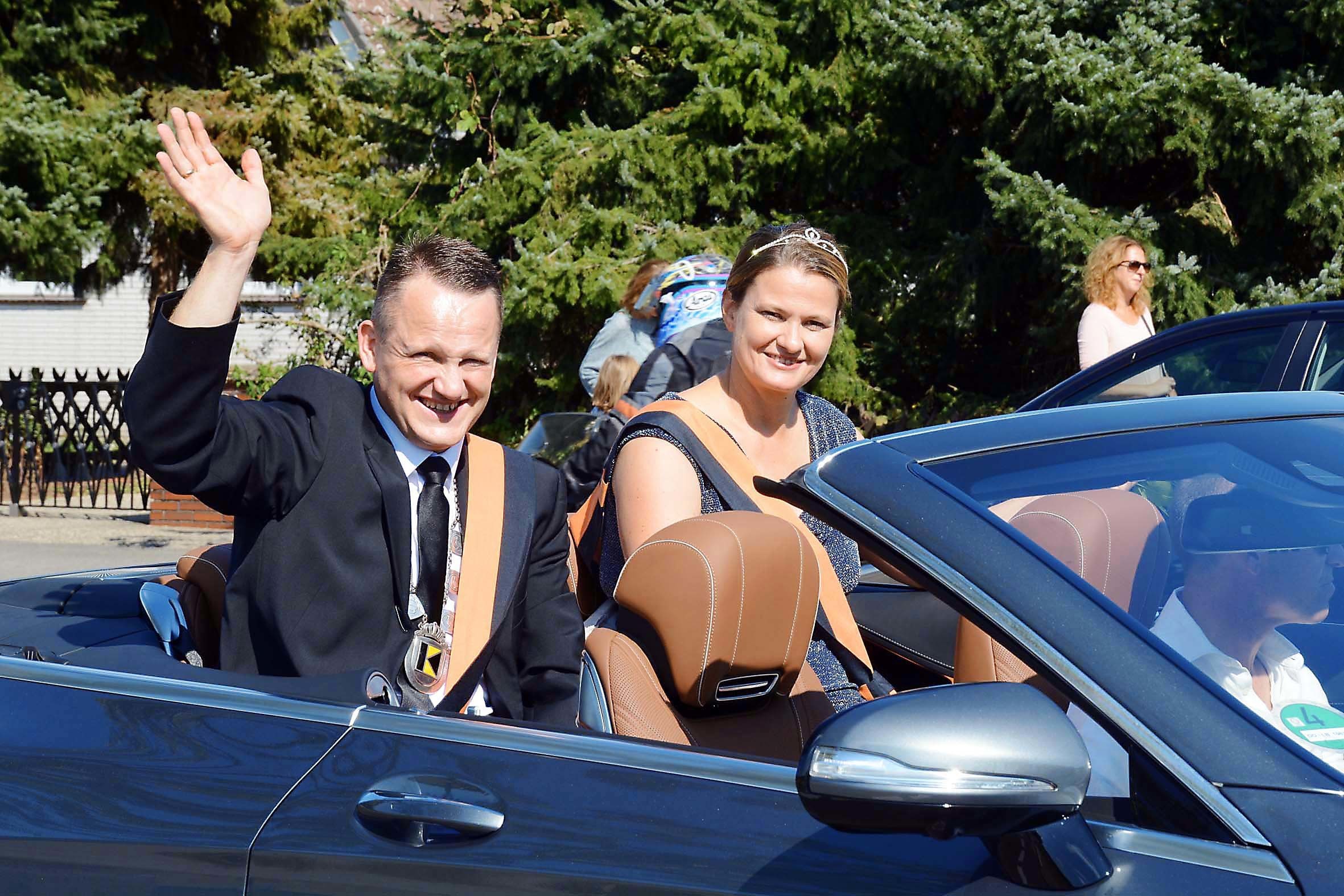Beim Festumzug durch Kurl und Fleier präsentierte sich das neue Gänsekönigspaar Axel I. (Westermann) und Steffi I. (Oelmüller) "seinem Volk".