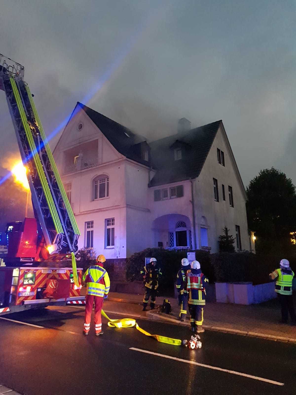 Aktuell brennt ein Haus an der Offerstraße in Velbert. Die Polizei ist mit 90 Einsatzkräften vor Ort. Foto: Feuerwehr Velbert