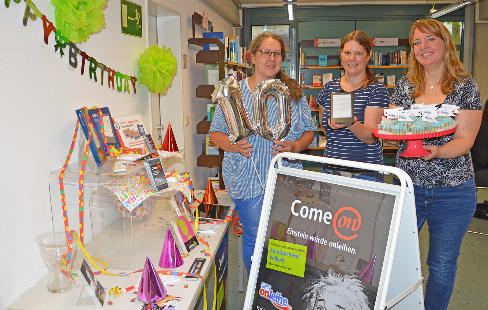 Bieten im Verbund mit acht weiteren Bibliotheken im Kreis Mettmann mit der BIBNET-Onleihe seit inzwischen zehn Jahren ein digitales Portal für die Bürger an: Das Team der Stadtbücherei Velbert mit Anja Bley (von rechts), stellvertretende Leiterin, Jennifer Koppitsch und Martina Saint-Martin.