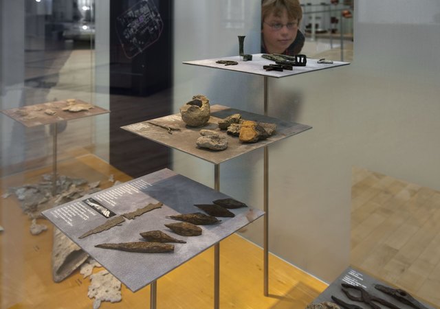 Verschiedene römische Ausstellungsstücke können die Teilnehmer bei der Überraschungsführung im LWL-Römermuseum entdecken.
Foto: LWL/J. Hähnel