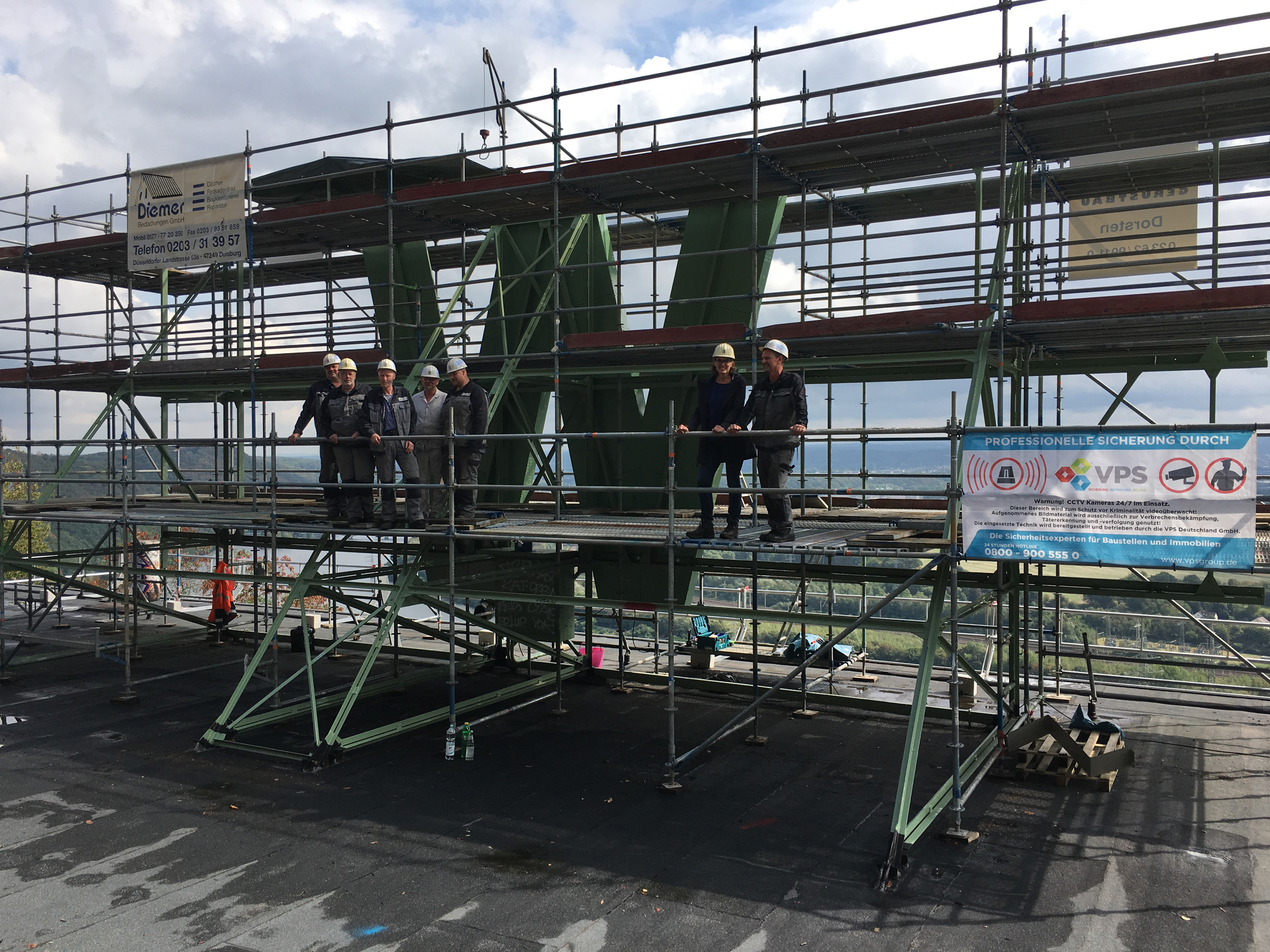 Das „W“ macht den Anfang. Bald wird der komplette Schriftzug „RWE“ wieder am Hang des Ardeygebirges in Herdecke zu sehen sein.