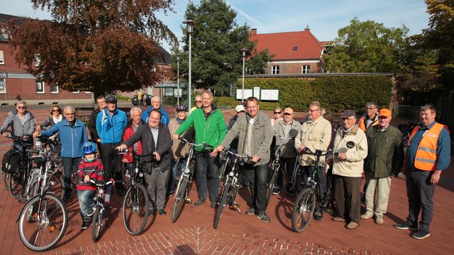 Vom Rathaus Hamminkeln aus starteten die Teilnehmerinnen und Teilnehmer der CDU-Sommerradtour.