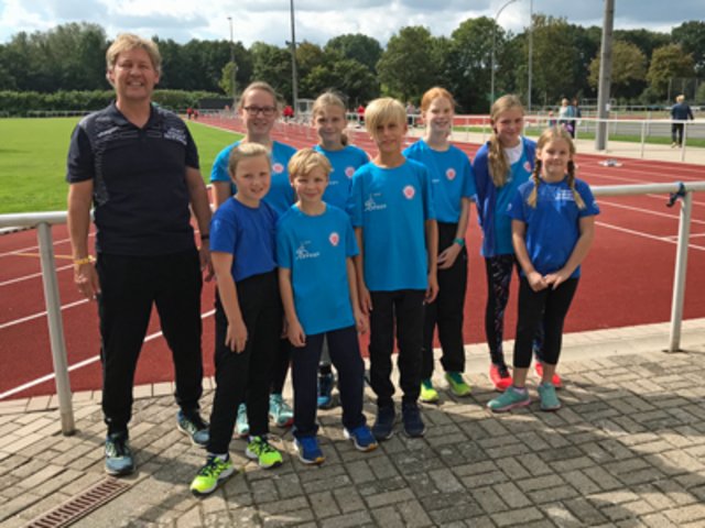 Die Trainier Torsten Rau und Sophie Spelleken mit den Athleten Karolina Neuhaus, Tom Neuhaus, Leonard Scheeren, Niklas Rose, Johanna Rittig, Marie Schmitte und Larissa Hoffmann