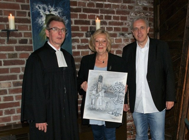 Pfarrer Volker Kuhlemann, Dagmar Schnecke-Bend und Matthias Dudde (Mitglied des Presbyteriums) präsentieren das Bild, das zugunsten der Paul-Gerhardt-Gemeinde amerikanisch versteigert werden soll. (Foto: Rüdiger Beck)