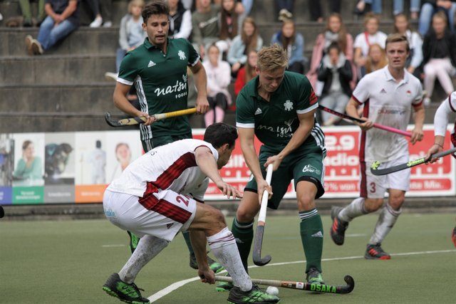 Julius Meyer (vorne) versucht die Kölner Abwehr zu knacken.