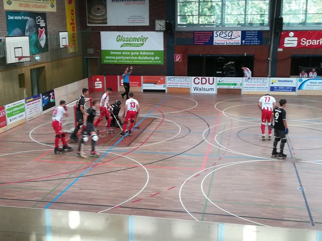 Die RESG Walsum präsentierte sich am Sonntag das erste Mal ihren Fans, in ihren neuen Trikots.
Die U20 Nationalmannschaft konnte sich mit 10:4 durchsetzen.