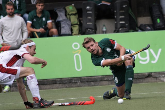 Till Brock (re.) passt zu seinem Mitspieler nachdem er den Ex-Uhlenspieler Christopher Rühr (i.) ausgespielt hat.