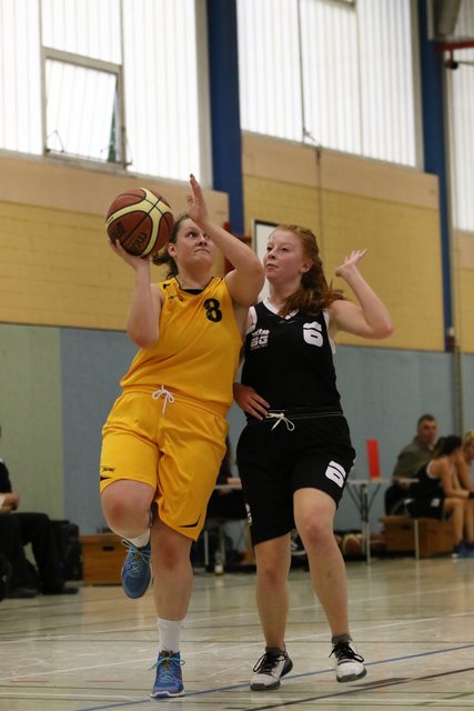 Gemeinsam mit Laura Hader und Finja Mutz wird Constanze Przybyl (Foto: Spielszene vom gestrigen Season-Opening der Ruhrpott Baskets Herne) die neue Trainingsgruppe der weiblichen U10 und weiblichen U8 trainieren. Herner und Wanne-Eickler Mädchen der Jahrgänge 2009 bis 2012 sind ab sofort immer Dienstags in der Zeit von 16.00-17.30 Uhr in der SH der Hiberniaschule herzlich Willkommen! | Foto: Simon Günther